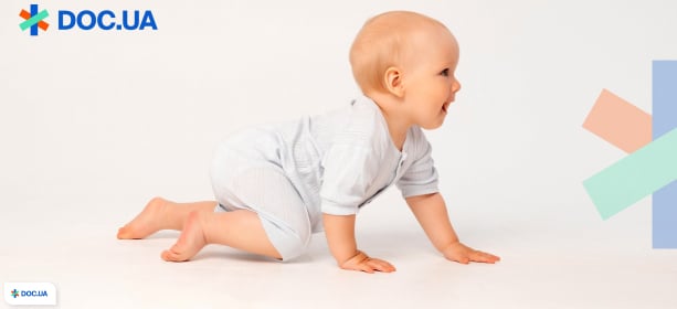 Когда ребенок начинает сидеть и ползать?